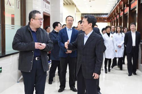 省政府党组成员王化文到中文成人网
调研公立医院改革试点情况