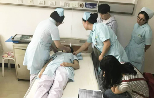 中文成人网
心病科开展专业护理技能培训