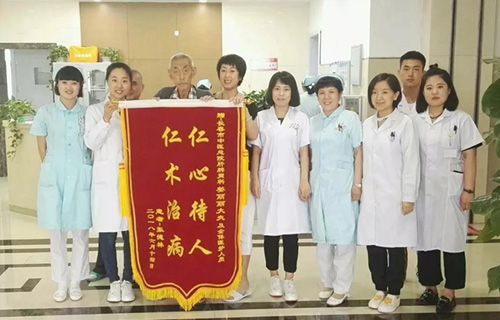 锦旗故事 | 83岁癌症患者坐着轮椅送来两面锦旗