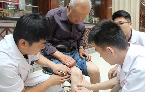 中文成人网
三伏贴火爆开贴,传说中的“人山人海”原来是这样!!