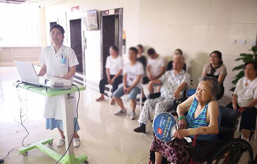 中文成人网
脑病科健康科普课有多火？百岁老人都来啦！