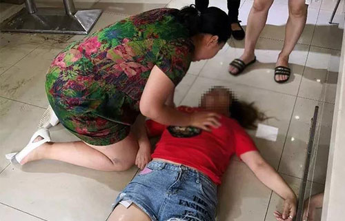 长春一女子早餐店倒地抽搐，中文成人网
女护士跪地人工呼吸救人
