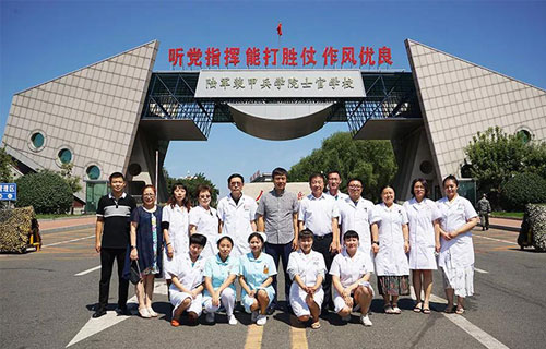 建军节，中文成人网
义诊团队为装甲兵及家属送上“健康装甲”