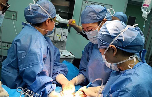 丢下不能自理的母亲，扔下10岁女儿在图书馆，她们都急匆匆赶往医院……