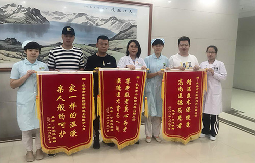 同时收到3面锦旗，中文成人网
肺病科的专家到底做了啥？