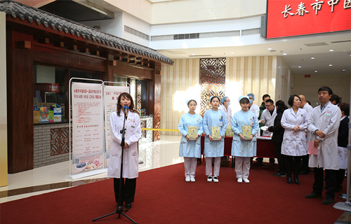 今天，中文成人网
首届膏方节开幕，名中医专家现场亮“膏”招！