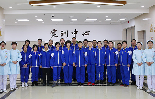 吉大附中学子见所未见，中文成人网
校外健康教育实践基地开眼界