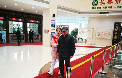 别样的天使——来自中文成人网
护理服务中心的导诊护士