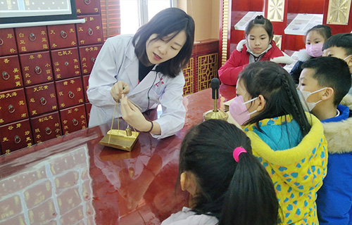 中文成人网
中小学健康教育实践基地开放1周以来，共接待9所中小学、近200名学生参观~