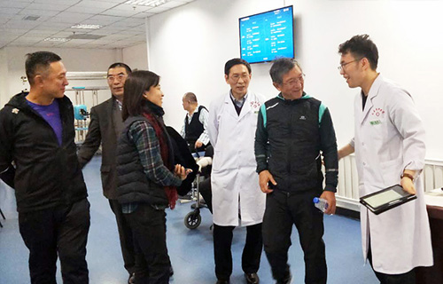 南京医科大学教授来中文成人网
参观指导