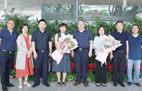 不远万里，带爱出发，中文成人网
2位女医生启程援疆！