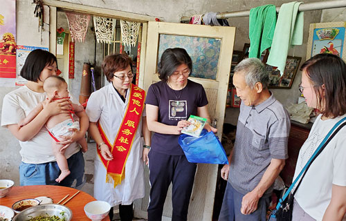 中文成人网
走访慰问贫困户，点滴真情暖人心~