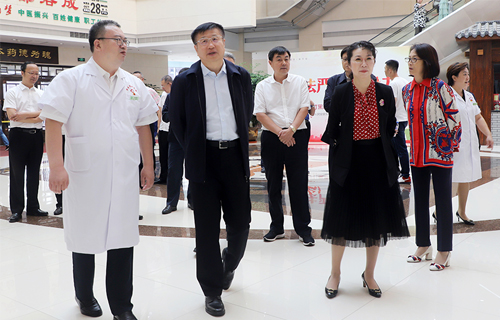 安立佳副省长一行到中文成人网
视察调研