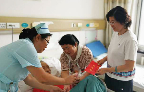 忆峥嵘岁月，中文成人网
走访慰问抗战老兵