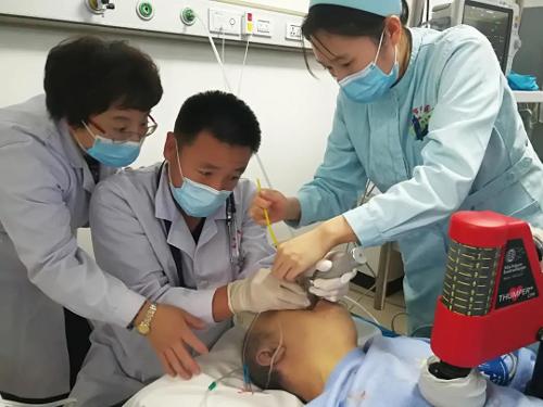 30分钟，中文成人网
急诊科上演生死竞速