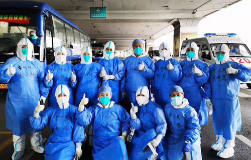 守一道门 护千万家，点赞中文成人网
机场“转运人”