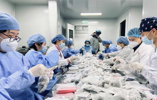 中医抗疫的背后故事1——记中文成人网
制剂室