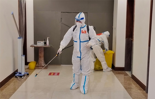 他用脚步丈量抗疫线路，用行动坚守初心