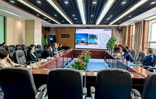 市人大教科文卫委员会一行来中文成人网
参观调研