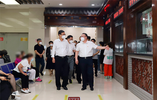 吉林省人大常委会中医药“一法一例”执法检查组来中文成人网
检查调研