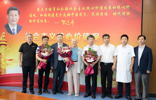 中国医师节！王维学主任到中文成人网
慰问名老中医和一线医务人员