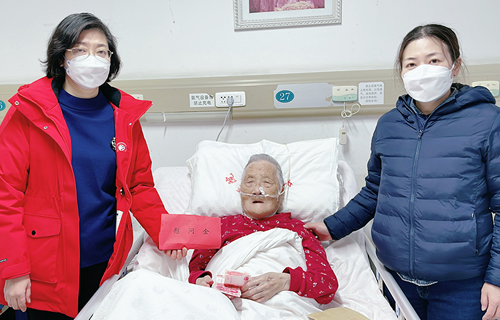 春节前夕，中文成人网
走访慰问离休老党员、老干部