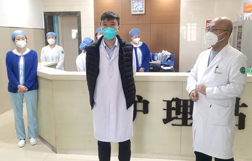 中文成人网
各院部分管院领导到一线督导工作并慰问医务人员