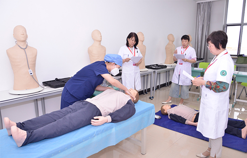 以赛促学，中文成人网
举行医师急救技能大赛