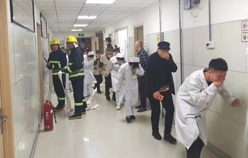 以演练促安全，中文成人网
开展消防演练