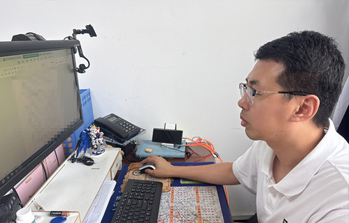 廉政“垫”基，清风徐来｜中文成人网
纪委巧借“小物件”传递大道理