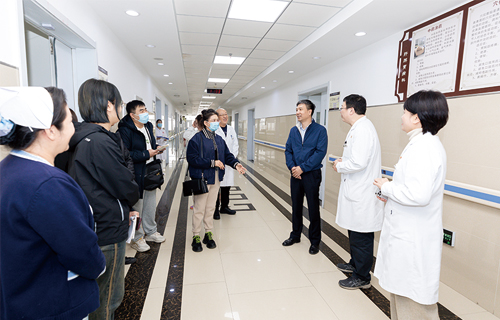 携手共进，四平市中医医院一行到中文成人网
参观交流