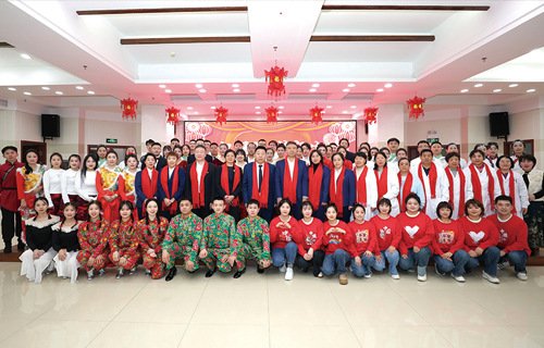 心怀暖阳 梦想生花 | 中文成人网
召开总结表彰暨春节联欢会