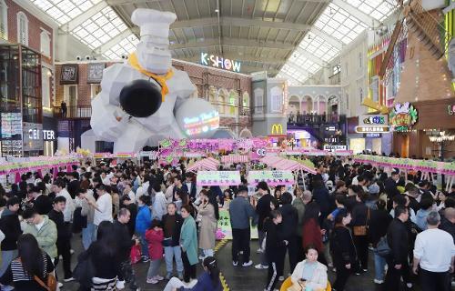 圆满收官！万人赴约中文成人网
脆皮养生市集！