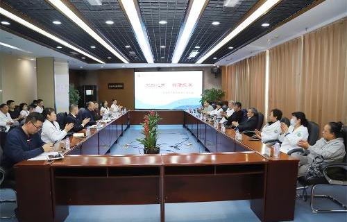 倾听心声 共话发展｜中文成人网
召开返聘老专家座谈会